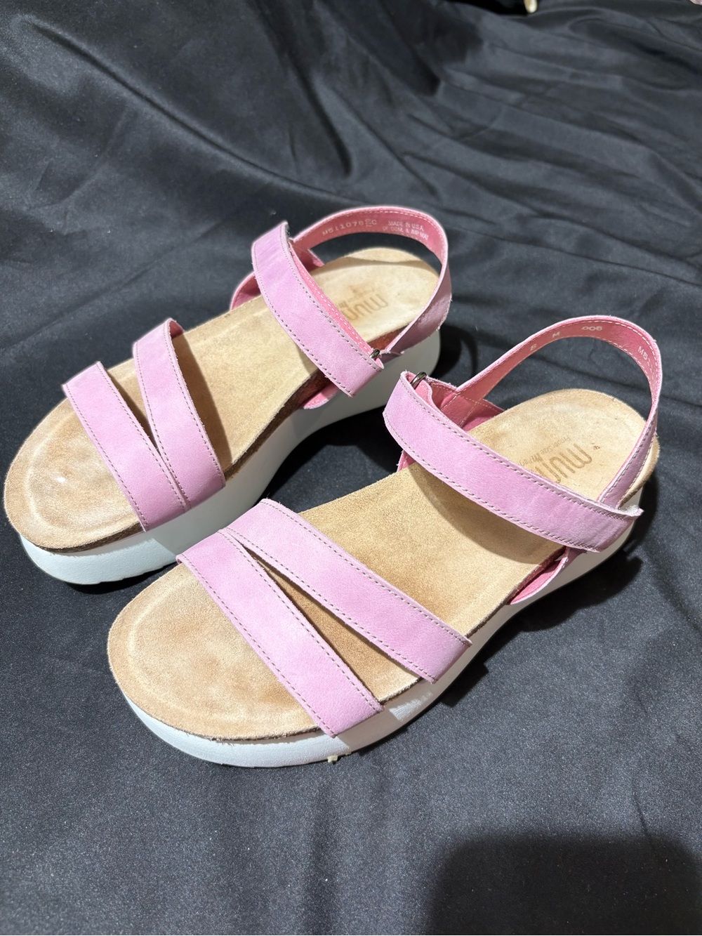 Munro Light Pink Triple-Strap Comfort Sandals
